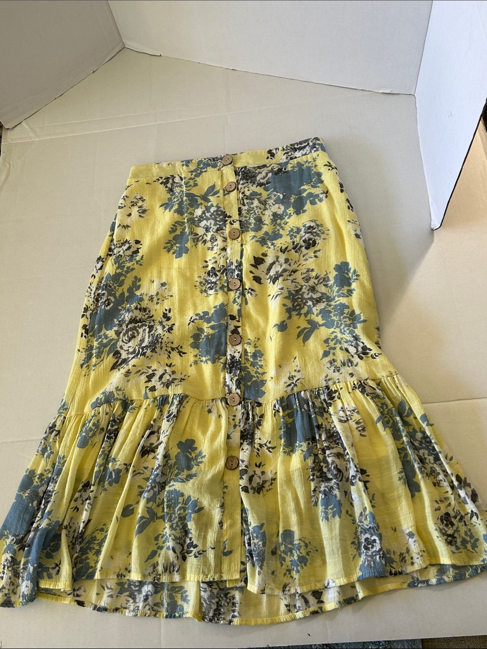 MLLE GABRIELLE YELLOW FLORAL BUTTON FRONT MIDI SKIRT RIFFLED HEMLINE SZ M